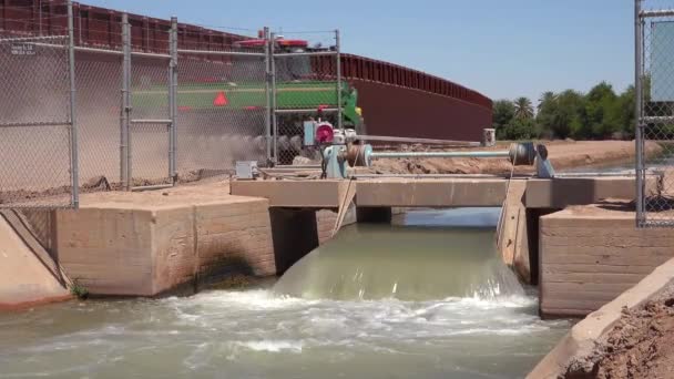 Jordbrukstraktor Följer Biflod Till Coloradofloden När Den Flyter Längs Gränsmuren — Stockvideo