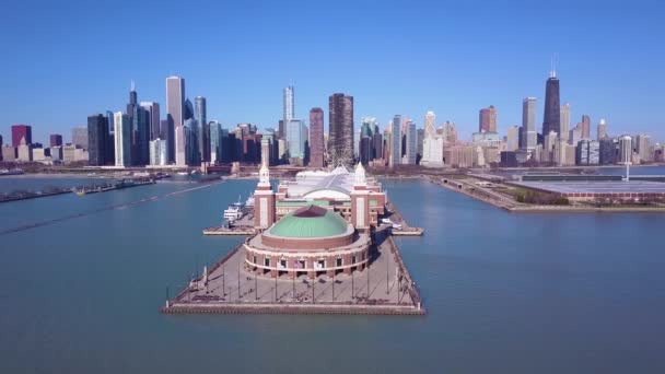 Vacker Dagtid Antenn Runt Navy Pier Chicago Med Stadens Skyline — Stockvideo