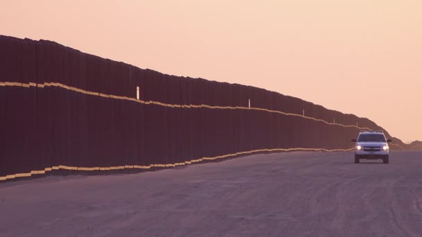 Παρακολούθηση Οχημάτων Συνοριακής Περιπολίας Κοντά Στο Συνοριακό Τείχος Στα Σύνορα — Αρχείο Βίντεο