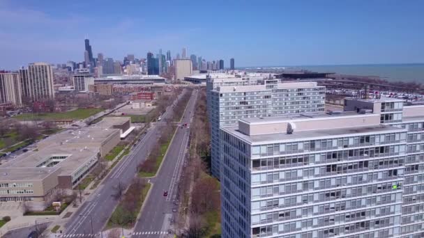 南シカゴ郊外のアパートブロックの周りの空中 — ストック動画