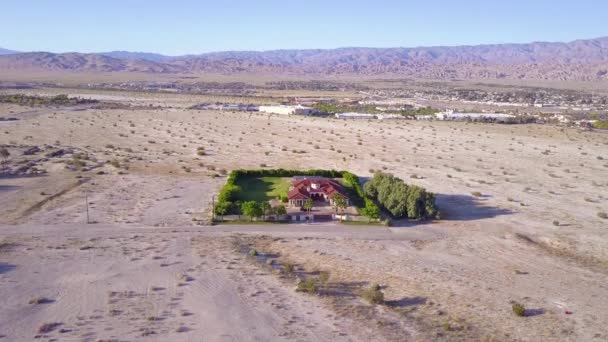 Avión Dramático Revela Una Gran Mansión Kilómetros Desierto Solitario — Vídeo de stock