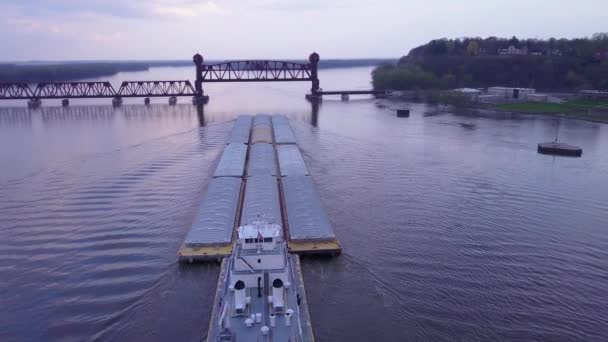 密西西比河上的一艘漂亮的驳船航向一座巨大的钢制吊桥 — 图库视频影像