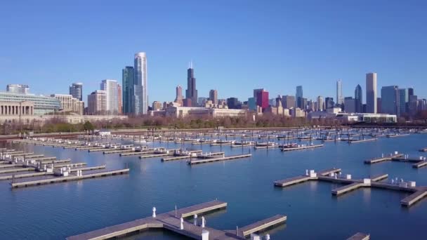 芝加哥伊利诺伊州天际线背景的一个港口上方的上升的天线 — 图库视频影像