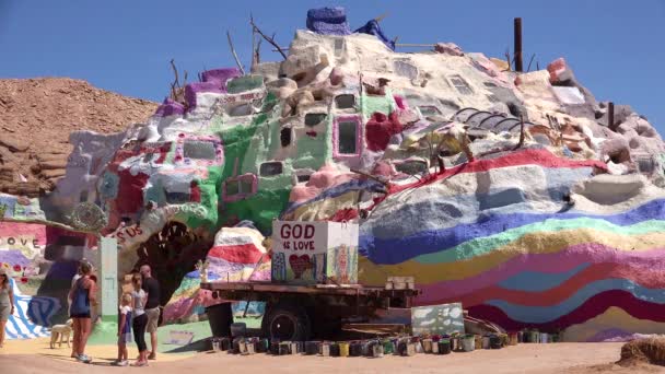 Uma Instalação Arte Cristã Hippy Gigante Homenageia Jesus Deserto Slab — Vídeo de Stock