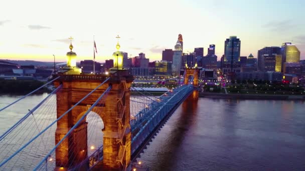 Una Hermosa Toma Aérea Nocturna Cincinnati Ohio Con Puente Que — Vídeo de stock