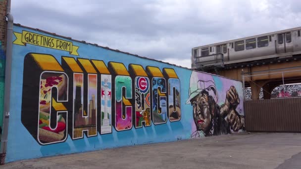 Pociąg Przejeżdża Przez Wielki Mural Namalowany Chicago — Wideo stockowe