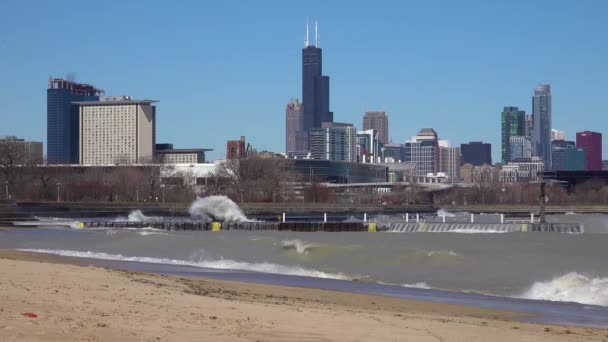 Μεγάλα Κύματα Συντρίβονται Στις Όχθες Της Λίμνης Μίσιγκαν Φόντο Σικάγο — Αρχείο Βίντεο