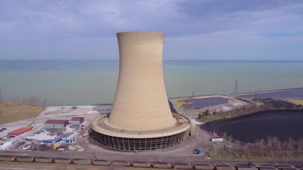 ミシガン湖の原子力発電所の上空で — ストック動画