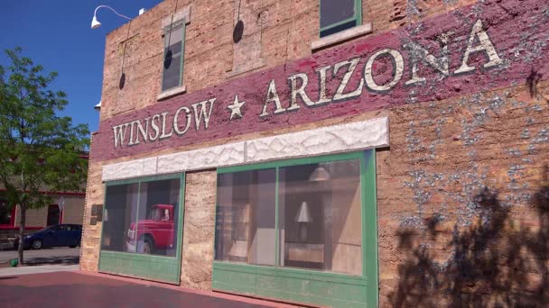 Estabelecendo Tiro Centro Winslow Arizona Com Mural Retratando Ford Flatbed — Vídeo de Stock