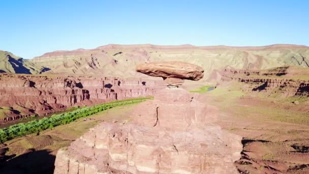 Remarkable Aerial Mexican Hat Rock Formation Southern Utah — Stock Video