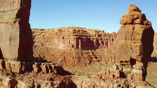 Notevole Aerea Attraverso Glutei Formazioni Rocciose Della Monument Valley Utah — Video Stock