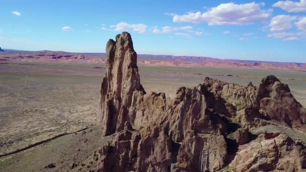 Une Belle Antenne Autour Une Formation Rocheuse Près Monument Valley — Video