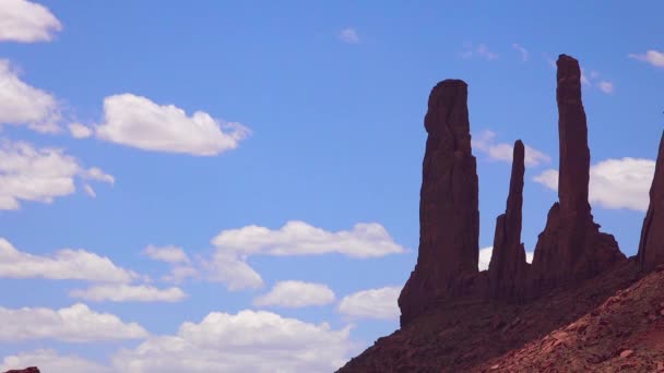 Όμορφη Χρονική Λήξη Των Σχηματισμών Spire Στο Monument Valley Γιούτα — Αρχείο Βίντεο