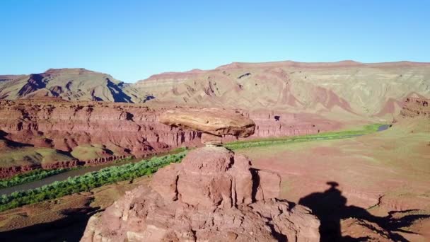 Remarkable Aerial Mexican Hat Rock Formation Southern Utah — Stock Video
