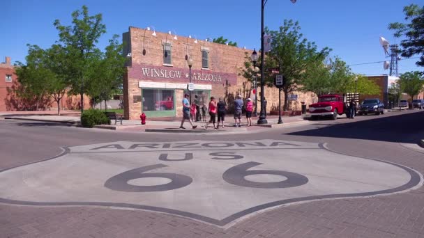 Establecimiento Plano Del Centro Winslow Arizona Con Mural Que Representa — Vídeos de Stock