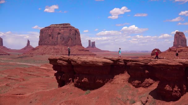 Turisti Camminano Uno Sperone Fronte Alla Monument Valley — Video Stock
