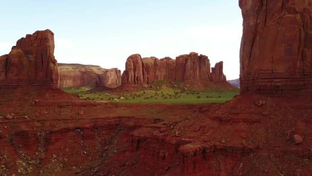 通过犹他州纪念碑谷的拱门和岩石形成的空中 — 图库视频影像
