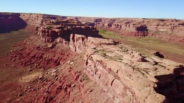 ユタ州モニュメントバレーのブットと岩の形成の周りの空中 — ストック動画