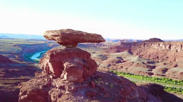 Remarkable Aerial Mexican Hat Rock Formation Southern Utah — Stock Video