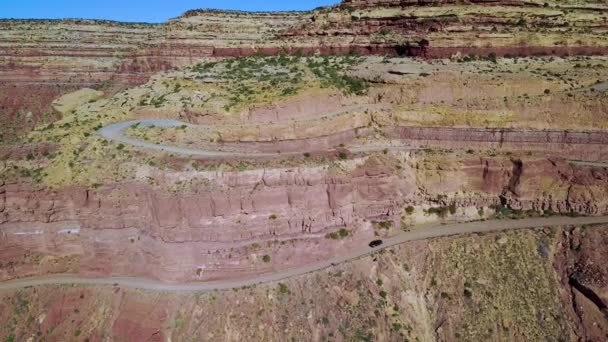 Aeronáutica Como Coche Viaja Por Peligrosa Carretera Montañosa Moki Dugway — Vídeo de stock