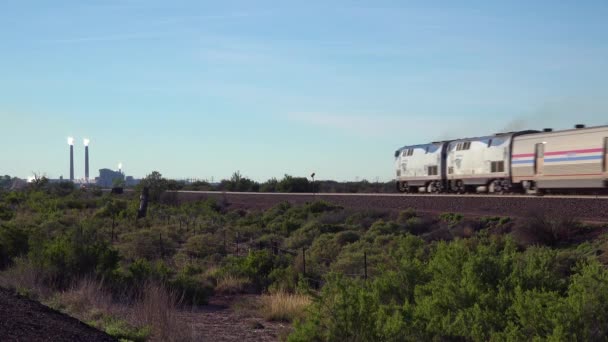 Treno Amtrak Viaggia Veloce Attraverso Deserto Sud Ovest Dell Arizona — Video Stock