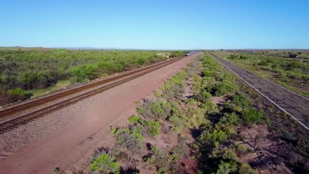 Une Antenne Train Amtrak Voyageant Rapidement Travers Désert Sud Ouest — Video