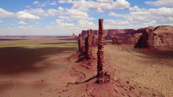 ユタ州モニュメントバレーの尖塔や岩の形成に対する美しい感動 — ストック動画