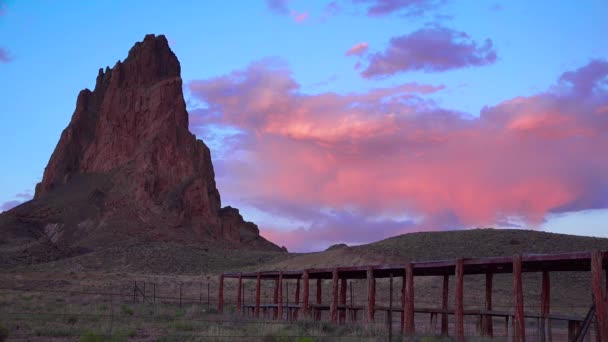 Erstaunliche Wolkenlücke Über Einem Berggipfel Der Nähe Des Monument Valley — Stockvideo