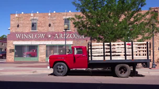 Establecimiento Tiro Del Centro Winslow Arizona Con Mural Que Representa — Vídeo de stock