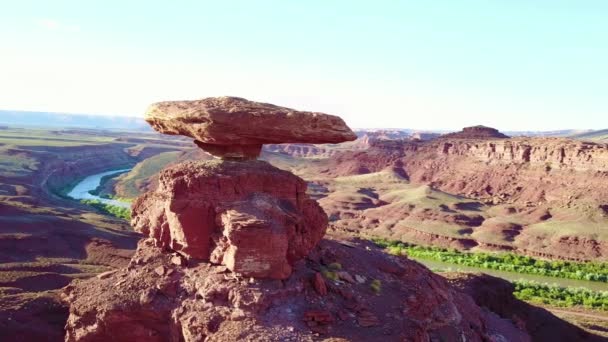 Remarkable Aerial Mexican Hat Rock Formation Southern Utah — Stock Video