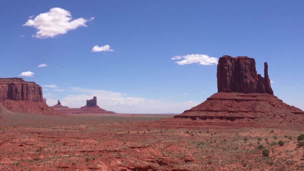 犹他州纪念碑谷边的云彩飘扬 — 图库视频影像