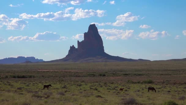 アリゾナ州モニュメントバレー近くの美しい岩の形成 — ストック動画