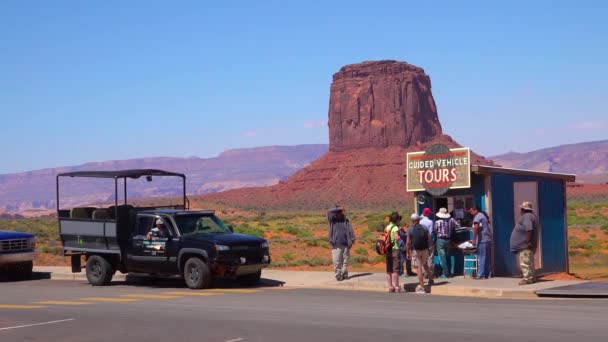 Jipes Veículos Turísticos Parque Tribal Navajo Monument Valley — Vídeo de Stock