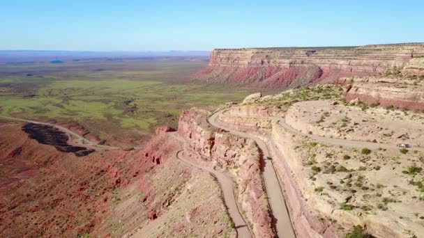 Coches Viajan Peligrosa Carretera Montaña Moki Dugway Nuevo México Desierto — Vídeos de Stock