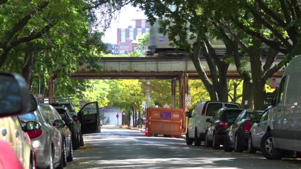 Chicago Şehir Merkezinde Tren Geçen Bir Mahalleyi Çekiyoruz — Stok video