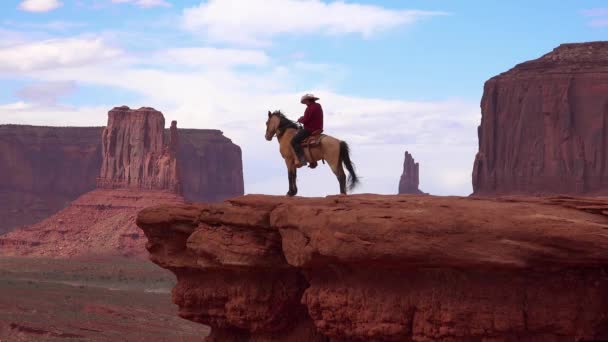 Cowboy Siede Cavallo Una Scogliera Nella Monument Valley Utah — Video Stock