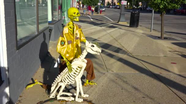 Halloween Skelett Och Dekorationer Längs Huvudgatan Amerika — Stockvideo