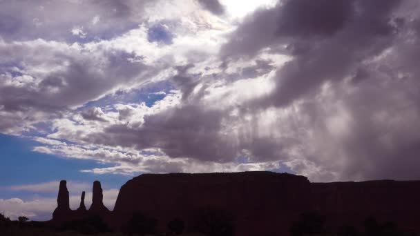 Ogromne Chmury Nad Formacjami Skalnymi Monument Valley Navajo Tribal Park — Wideo stockowe