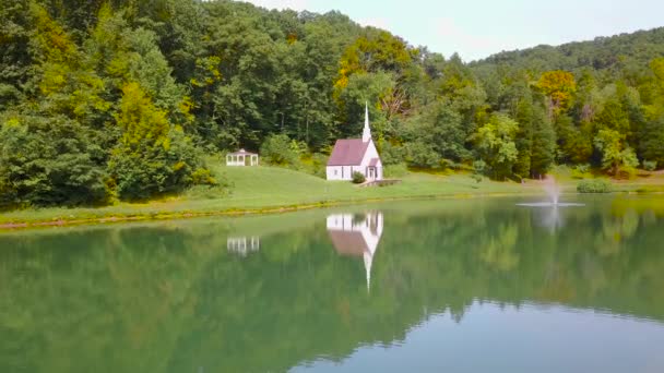 Aéreo Sobre Uma Igreja Pequena Romântica Bonita Deserto Americano Virgínia — Vídeo de Stock