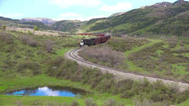 カンブレス アンド トルテックの蒸気機関車は ニューメキシコ州チャマ近くのコロラド山脈を通って移動する — ストック動画