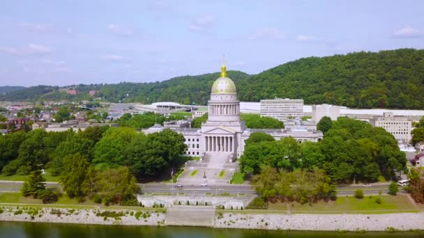 Antenne Des Hauptstadtgebäudes Charleston West Virginia Mit Stadthintergrund — Stockvideo