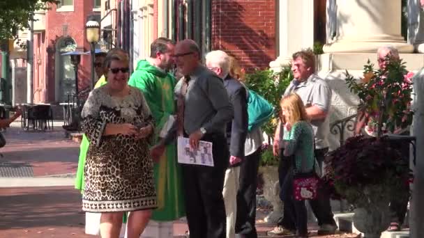在宾夕法尼亚州哈里斯堡市的大街上 一位牧师在阳光灿烂的一天向他的会众致意 — 图库视频影像