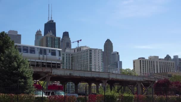 Aufnahme Der Innenstadt Von Chicago Mit Vorbeifahrendem Zug — Stockvideo