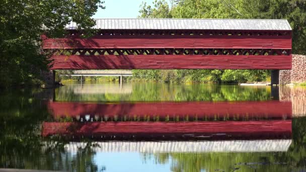 ペンシルベニア州ゲティスバーグ近くのかなり歴史的な赤い屋根付きの橋 — ストック動画