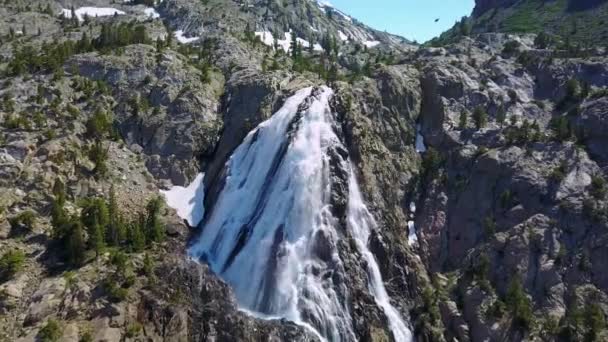 Piękna Antena Nad Szalejącym Wodospadem Pobliżu Parku Narodowego Yosemite Kalifornia — Wideo stockowe