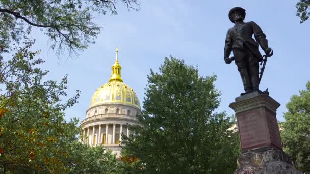 Una Estatua Confederación Encuentra Frente Edificio Capital Charleston Virginia Occidental — Vídeos de Stock