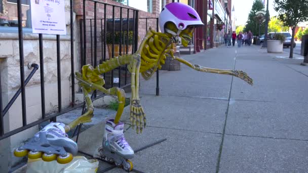 Esqueletos Halloween Decorações Longo Rua Principal América — Vídeo de Stock