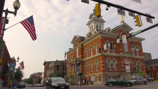 小さな町アメリカ アテネ オハイオ州のショットを確立する — ストック動画