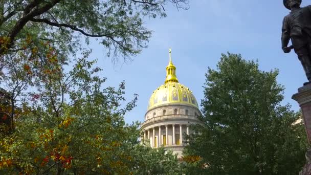 Una Estatua Confederación Encuentra Frente Edificio Capital Charleston Virginia Occidental — Vídeos de Stock