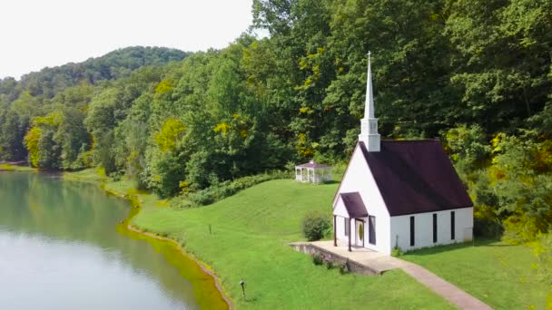 Aéreo Sobre Uma Igreja Pequena Romântica Bonita Deserto Americano Virgínia — Vídeo de Stock